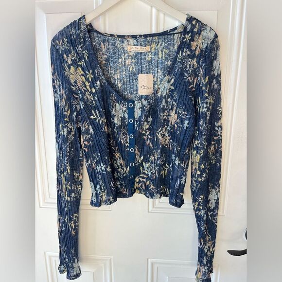 Nwt free people we the free Angelina blue printed scrunchie long sleeve crop top - Picture 3 of 6
